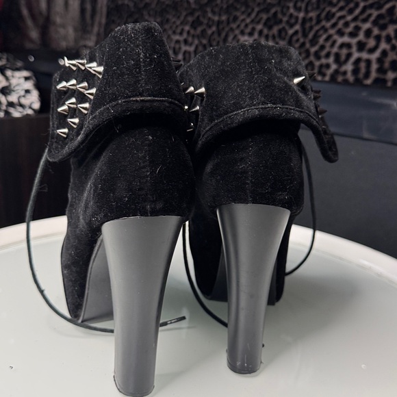 Elegant Black Heeled Boots with Stud Accents - Picture 5 of 6